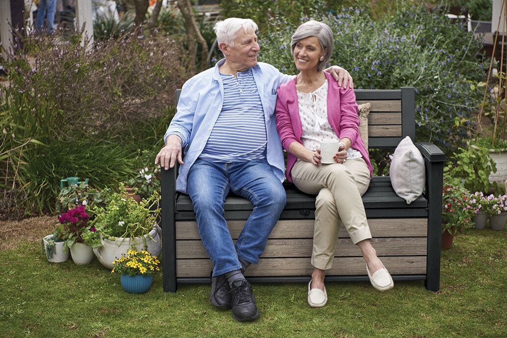 Ławka ogrodowa KETER Deco Garden Bench Popielaty, 272 kg, siedzisko, stabilność, wytrzymałość, Dwie kobiety siedzące na ławce Deco Garden Bench w ogrodzie przy basenie.