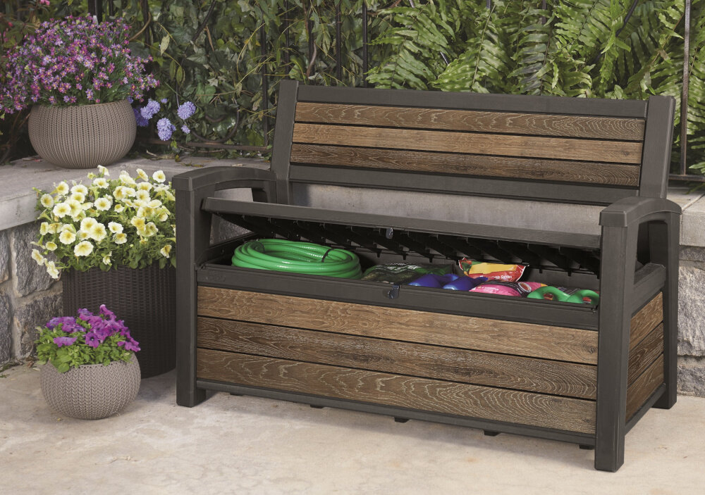 Ławka ogrodowa KETER Deco Garden Bench Szary ławka stoi na podłodze w tle rośliny w ławce różne przedmioty materiał kompozytowy wysoka odporność na działanie wilgoci, promieniowania UV i zmiennych temperatur technologia DecoCoat™ powierzchnia nie blaknie nie wymaga konserwacji estetyczny wygląd przez długi czas oszczęność trwały odporny na warunki atmosferyczne mebel ogrodowy
