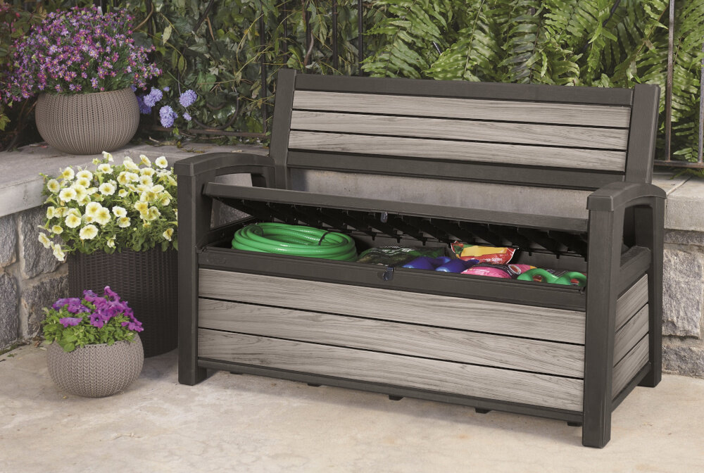 Ławka ogrodowa KETER Deco Garden Bench Szary ławka stoi na podłodze w tle rośliny w ławce różne przedmioty trwałość i stabilność użytkowania bezpieczne użytkowanie maksymalne obciążenie do 272 kg nośność do 35 kg trwałe materiały nie ulega deformacjom solidna konstrukcja odporności na czynniki zewnętrzne elegancki design