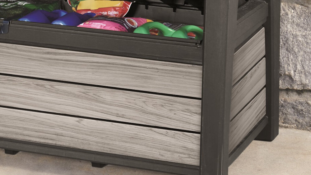 Ławka ogrodowa KETER Deco Garden Bench Szary zbliżenie na panele panele o strukturze drewna estetyczny wygląd Szary kolor faktura inspirowana naturalnym drewnem klasyczny design wytrzmałe materiały trwałość i łatwość w utrzymaniu wygoda porządek