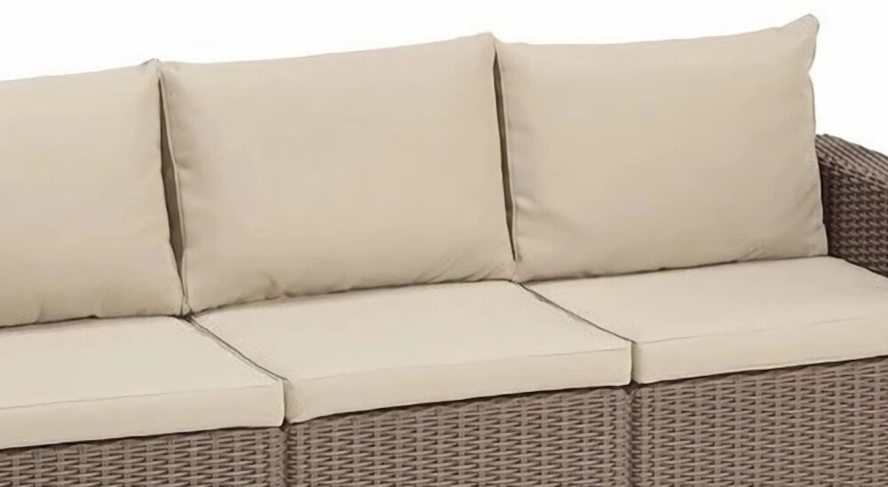 Sofa KETER California Cappucino-beżowy zbliżenie na poduszki trzy wygodne poduszki komfortowy odpoczynek łatwe utrzymanie czystości
