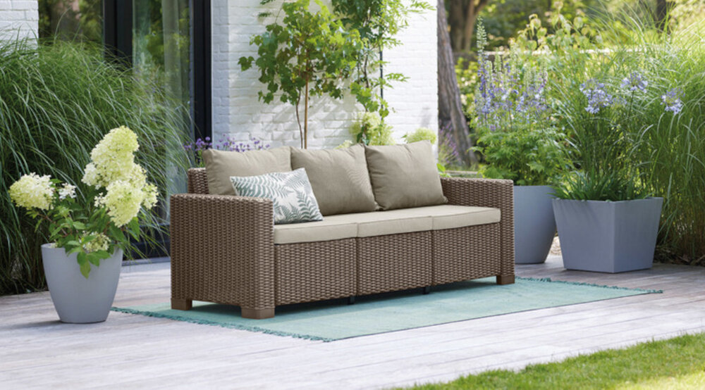 Sofa KETER California Brązowo-beżowy sofa na tarasie odpoczynek na świeżym powietrzu miłe chwile w gronie rodzinnym lub z przyjaciółmi komfort relaks