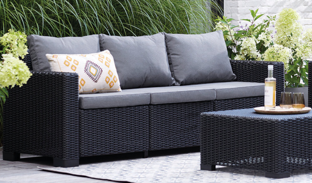 Sofa KETER California Brązowo-beżowy sofa ze stolikiem na tarasie z wysokiej jakości technorattanu odporny na uszkodzenia mechaniczne długa żywotność imitacja naturalnego splotu rattanowego sofa zachowa swój wygląd i funkcjonalność nie zblaknie nie popęka zabezpieczyć poduszki przed wilgocią i opadami