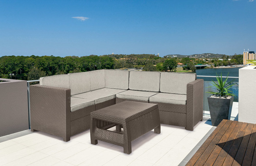 Zestaw mebli ogrodowych KETER Provence Set 258955 Brązowy zestaw na tarasie w tle rośliny i niebo narożnik odpowiednie warunki do spokojnego relaksu wymiar 191 x 194 x 77 cm obciążenie do 550 kg