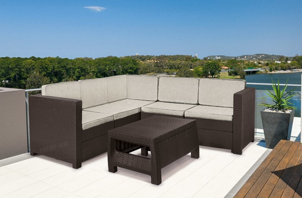 Zestaw mebli ogrodowych KETER Provence Set 258955 Brązowy zestaw na tarasie w tle rośliny i niebo z wysokiej jakości technorattanu odporny na uszkodzenia mechaniczne imituje naturalny splot rattanowy nie zblakną i nie popękają pod wpływem skrajnych temperatur zabezpieczyć poduszki przed wilgocią i opadami