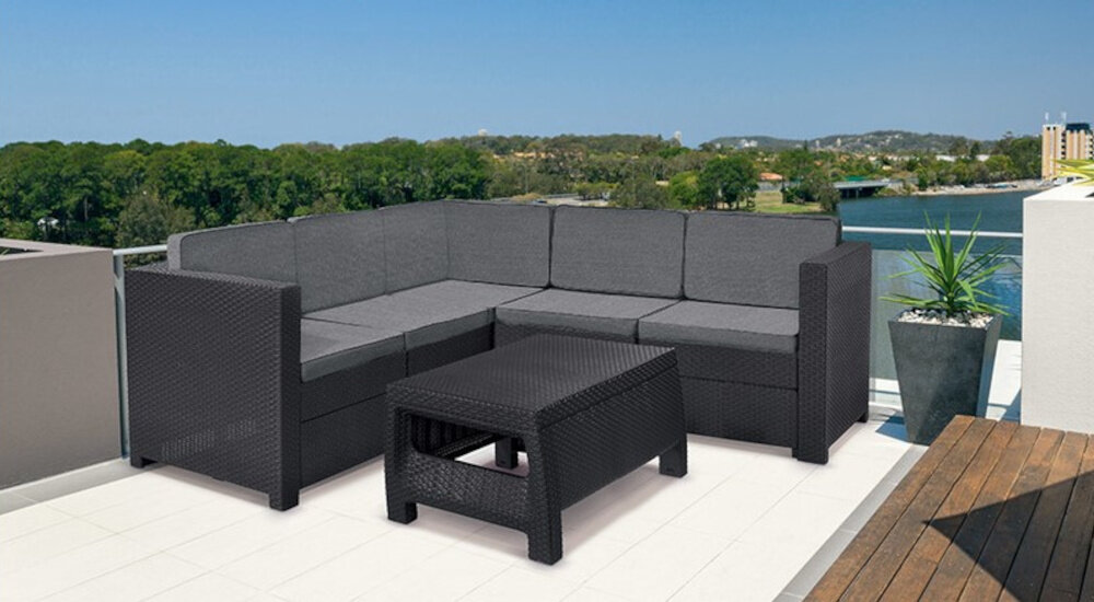 Zestaw mebli ogrodowych KETER Provence Set 258955 Brązowy zestaw na tarasie w tle rośliny i niebo system montażu JUST CLICK AND GO montaż na zatrzaski nie wymaga użycia dodatkowych narzędzi intuicyjny system łączenia bezproblemowy montaż