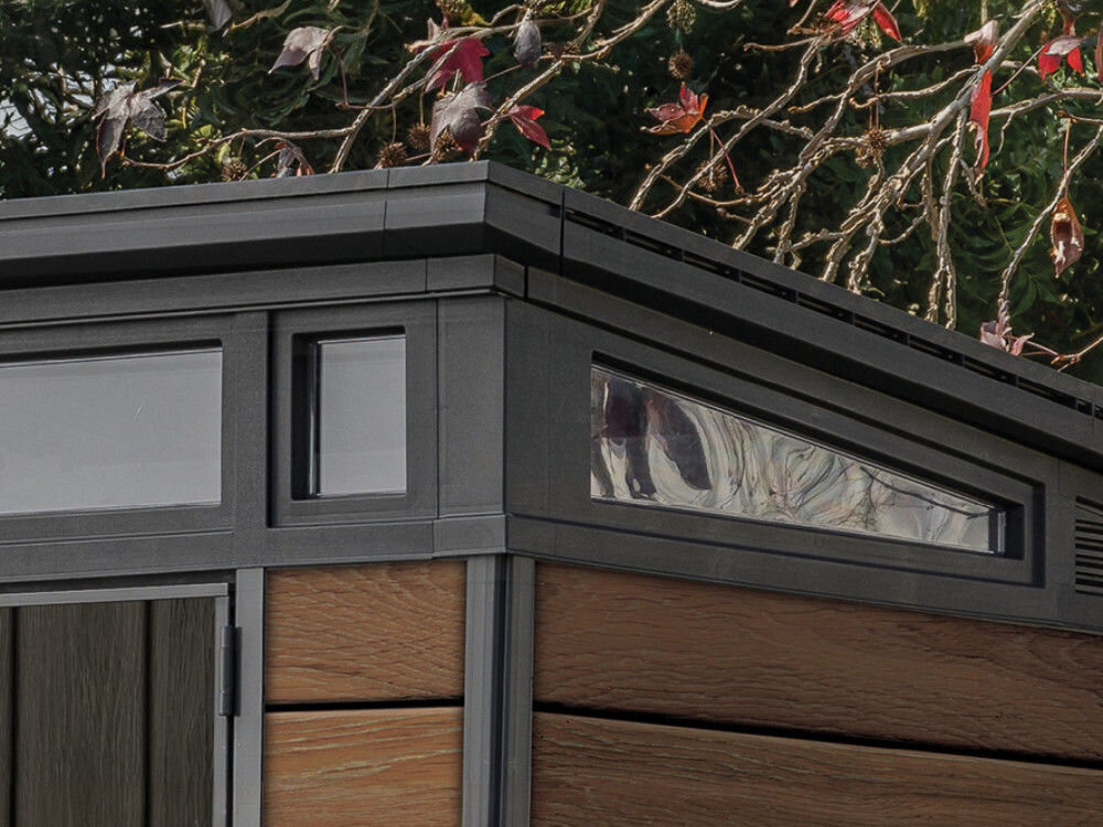 Domek narzędziowy KETER Penthouse Signature Collection 259814, dach, okna, światło, narzędzia, zbliżenie na zadaszenie i okna domka keter