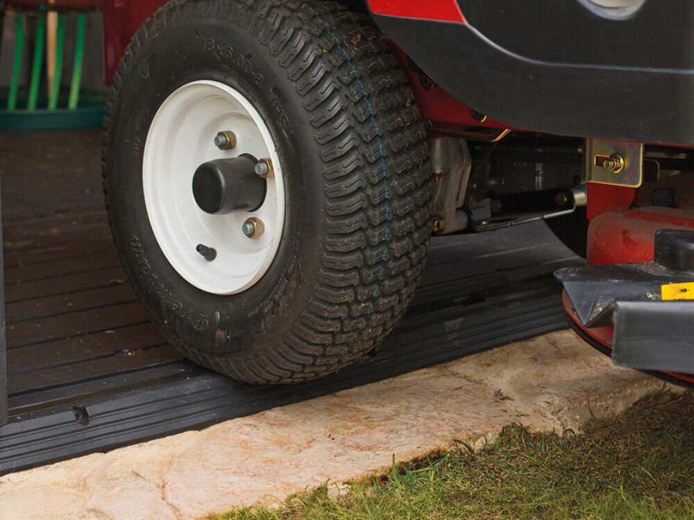 Domek narzędziowy KETER Penthouse Signature Collection 259814, drzwi, wejście, szerokość, komfort, zbliżenie na zjazd kółka wóżka z progu domka