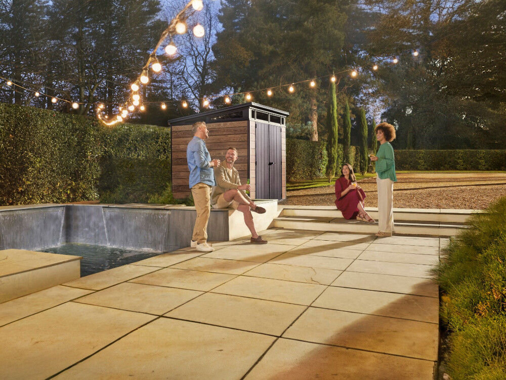 Domek narzędziowy KETER Penthouse Signature Collection 259814, podłoga, izolacja, czystość, sprzęt, domek w tle tarasu oraz osób spędzających czas na tarasie