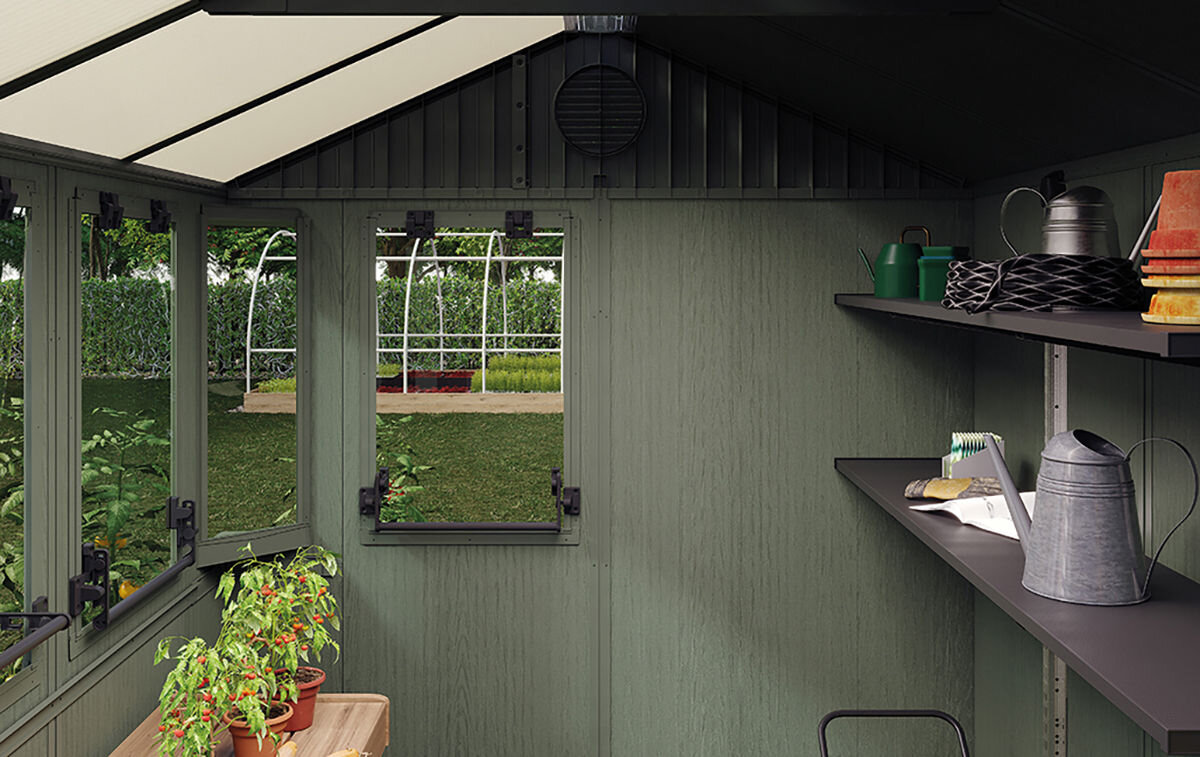Domek narzędziowy KETER Potting Shed 6x8 190 x 243,8 x 221 cm, praca, rośliny, przesadzanie, prowizoryczne, Na zdjęciu znajduje się wnętrze domka, część okienna oraz częśc z półkami na których są różnego rodzaju przedmioty ogrodowe