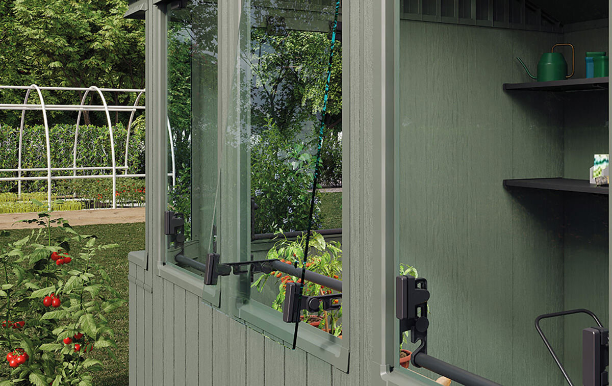 Domek narzędziowy KETER Potting Shed 6x8 190 x 243,8 x 221 cm, Zdjęcie przedstawia front domku od strony okien, zbliżenie na lewy narożnik domku wraz z oknami