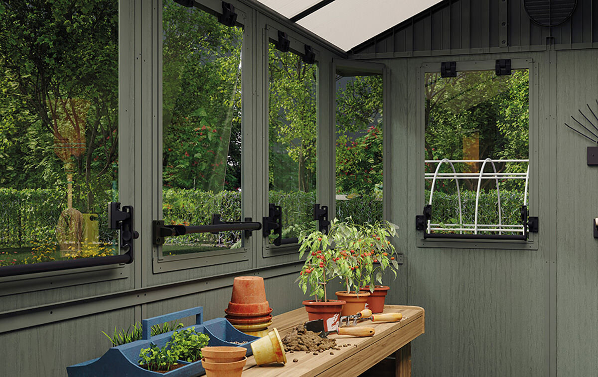Domek narzędziowy KETER Potting Shed 6x8 190 x 243,8 x 221 cm, okna, 270 stopni, powietrze, rośliny, Zdjęcie przedstawia wnętrze domku i widok na okna oraz blat na którym są rośliny