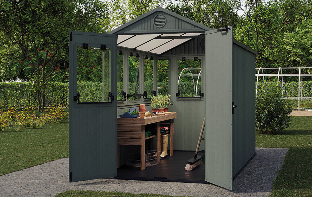 Domek narzędziowy KETER Potting Shed 6x8 190 x 243,8 x 221 cm, podłogoda, ściany, drzwi, solidne, wchodzenie, woda, Domek otwarty na oścież, w ogródku, przedstawiający przestrzenność domku