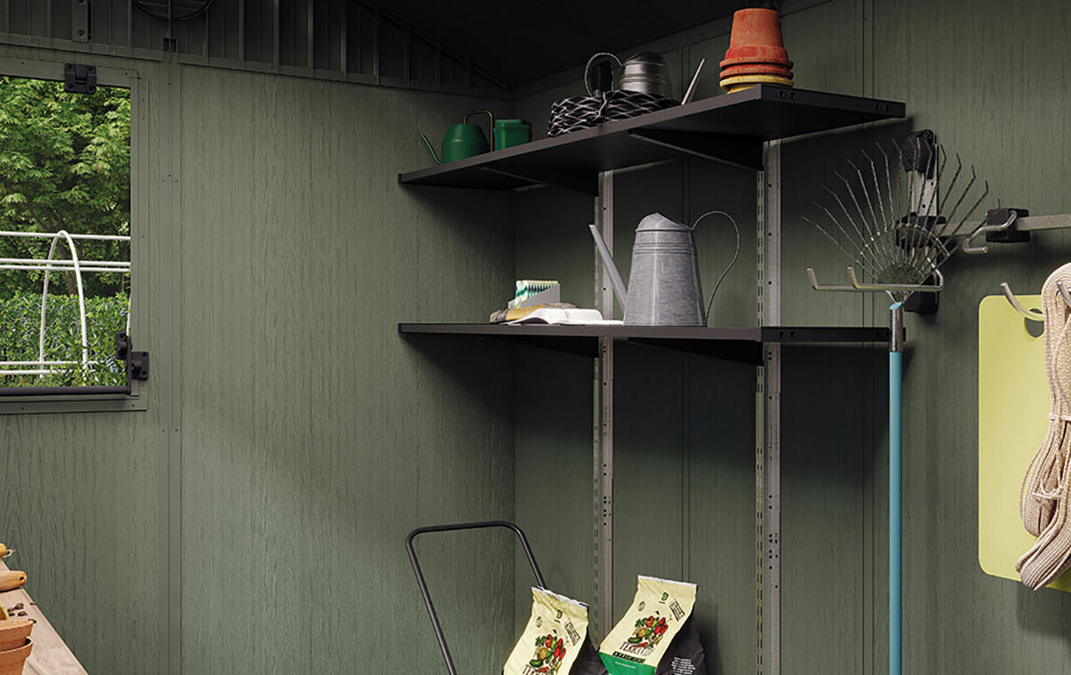 Domek narzędziowy KETER Potting Shed 6x8, przechowywanie, ogród, światło, schowek, Zbliżenie na półkę wewnętrzną domka na którym są przedmioty ogrodnicze