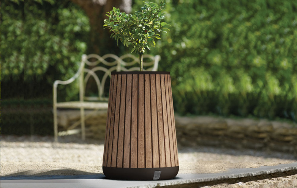 Doniczka samonawadniająca KETER Deco Conic Tall 261036 (51 x 51 x 72.4 cm) 150L Brązowy zdjęcie lifestyle Stylowa oprawa dla roślin