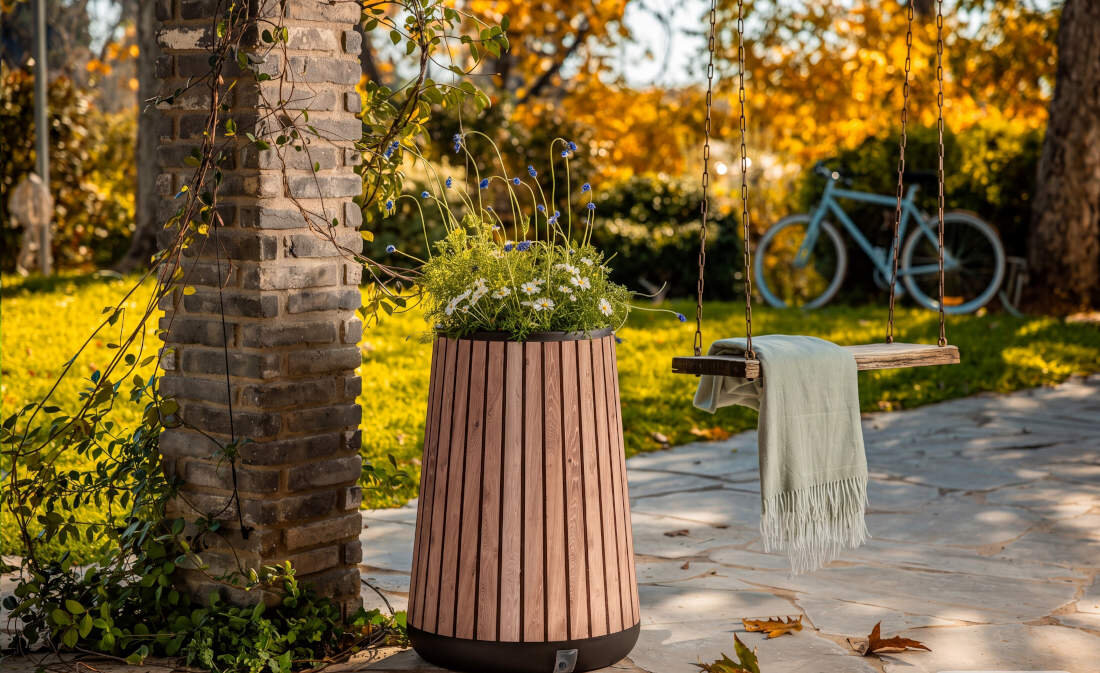 Doniczka samonawadniająca KETER Deco Conic Tall 261036 (51 x 51 x 72.4 cm) 150L Brązowy zdjęcie lifestyle Efektowna faktura