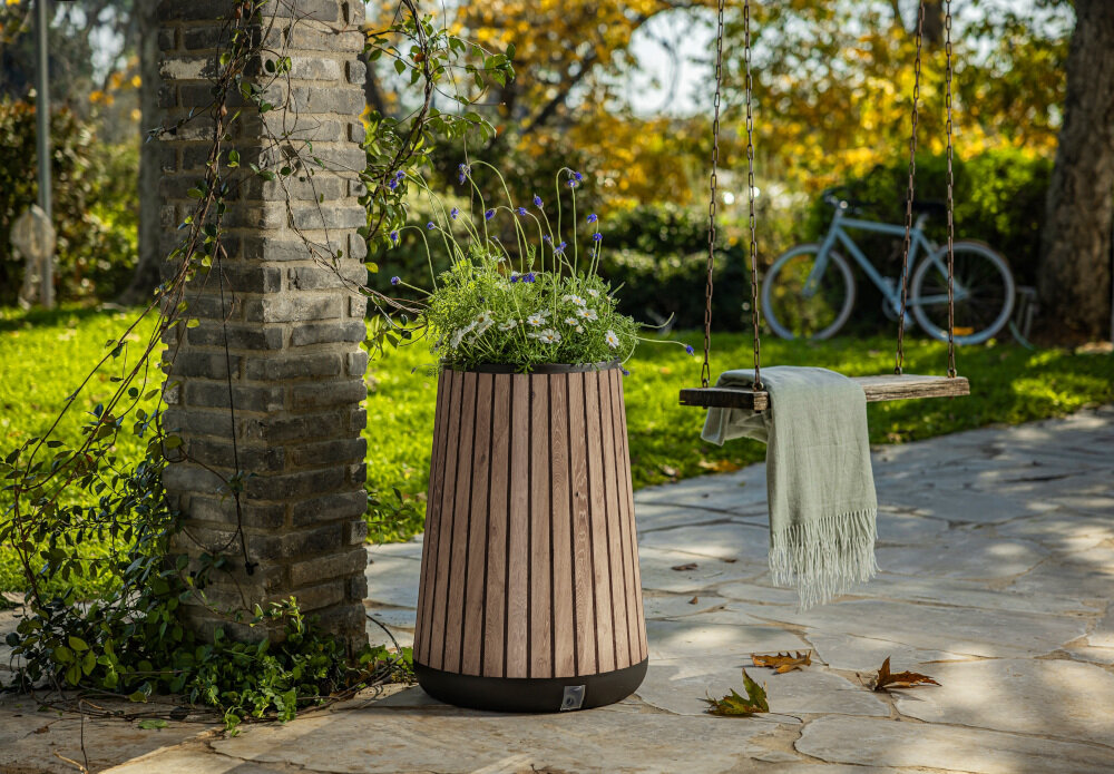 Doniczka samonawadniająca KETER Deco Conic Tall 261036 (51 x 51 x 72.4 cm) 150L Brązowy zdjęcie lifestyle Duża forma dla roślin wymiary szerokość długość wysokość Tworzywo jest odporne na promieniowanie UV
