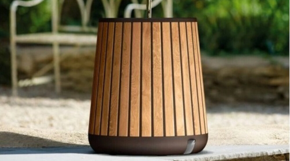 Doniczka samonawadniająca KETER Deco Conic 261030 (51 x 51 x 60.4 cm) 125L Brązowy zdjęcie lifestyle Wygląd inspirowany drewnem Powierzchnia wykonana w technologii Decocoat średnica szerokość wysokość
