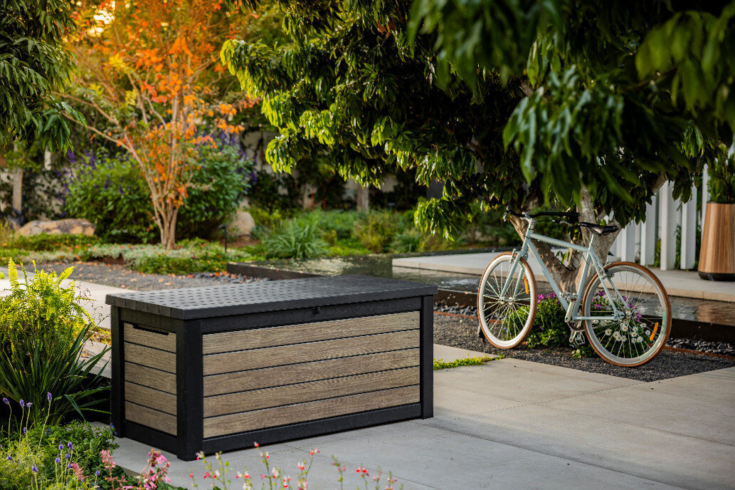 Skrzynia ogrodowa KETER Deco Deck Box 630L Brązowo-czarny, brązowy, deski, design, stylistyka, Skrzynia ogrodowa Deco 630L na jasnym tarasie.