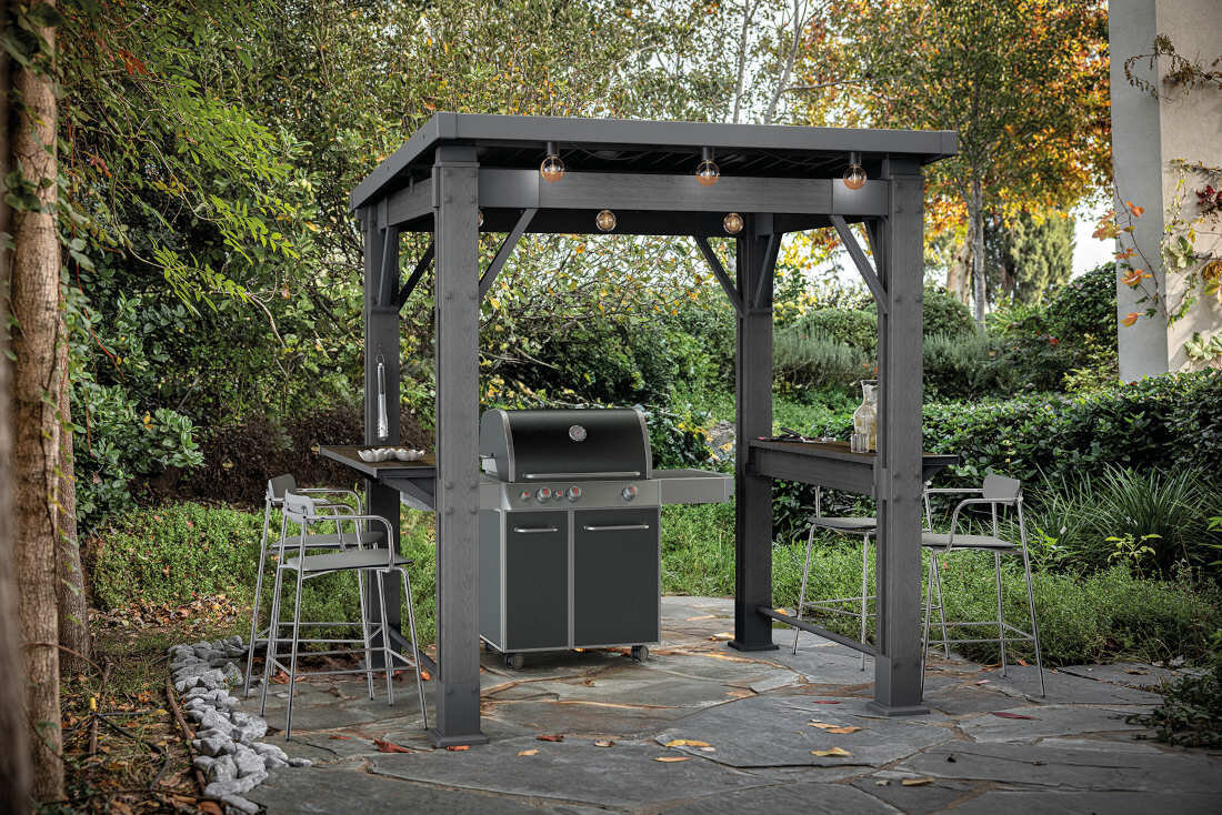 Altana KETER Gazebo Grill Grafit zdjęcie lifestyle Komfortowe chwile w ogrodzie