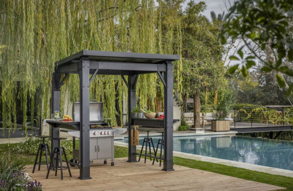 Altana KETER Gazebo Grill Grafit zdjęcie lifestyle Czas na relaks miejsce do grillowania, spotkań i odpoczynku organizacja