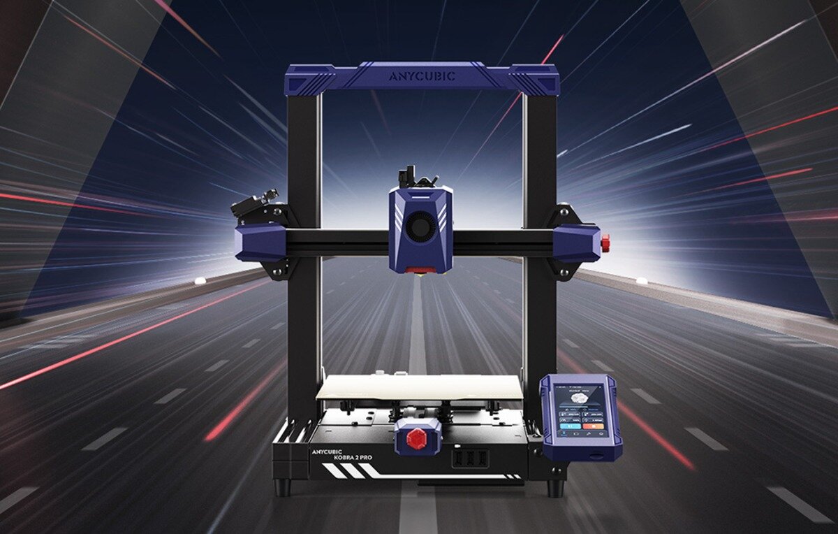 Drukarka 3D Anycubic Kobra 2 Pro z ekranem na tle drogi ze smugami światła