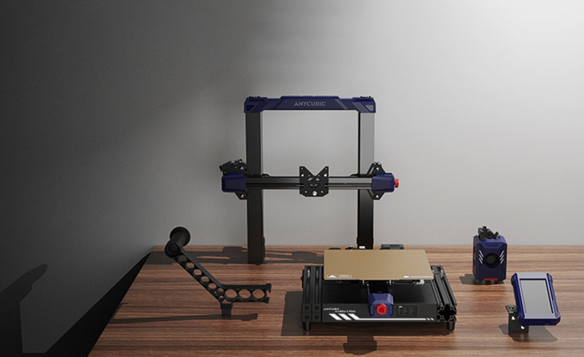 Drukarka 3D Anycubic rozłożona na części na drewnianym blacie stołu
