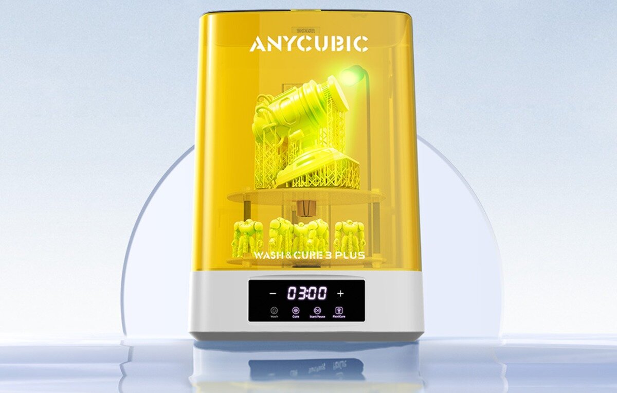 Urządzenie Anycubic Wash & Cure 3 Plus z żółtą pokrywą i wyświetlaczem pokazującym czas 03:00