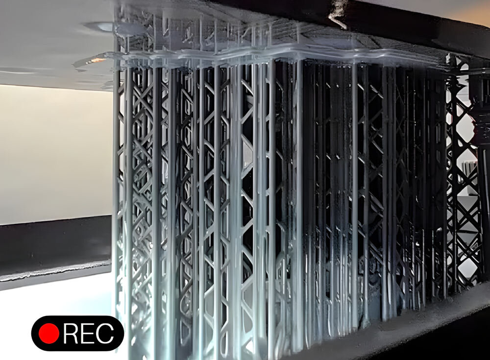 Drukarka 3D ELEGOO Saturn 4 Ultra Wi-Fi zbliżenie na platformę podczas drukowania znaczek REC w rogu śledzenie przebiegu wydruku na bieżąco tworzenie filmów poklatkowych funkcja dla twórców