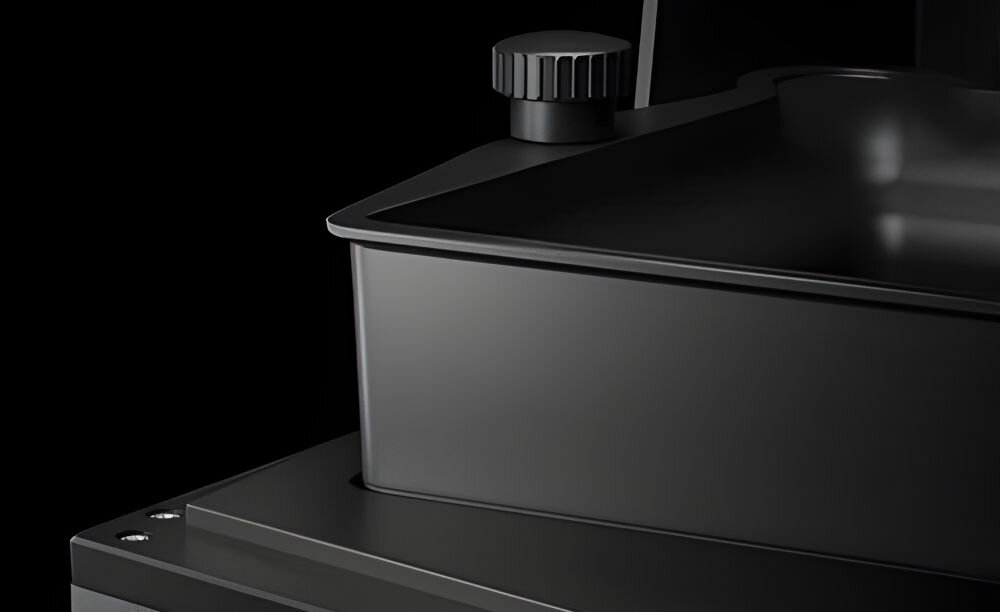 Drukarka 3D ELEGOO Saturn 4 Ultra Wi-Fi zbliżenie na metalową konstrukcję drukarki metalowa konstrukcja zachowanie powtarzalnej geometrii solidne wykonanie