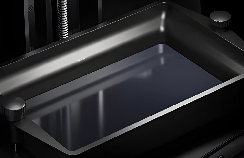 Drukarka 3D ELEGOO Saturn 4 Ultra Wi-Fi prezentacja folii PFA na tacy ułatwia odrywanie warstw ograniczenie ryzyka uszkodzenia modeli