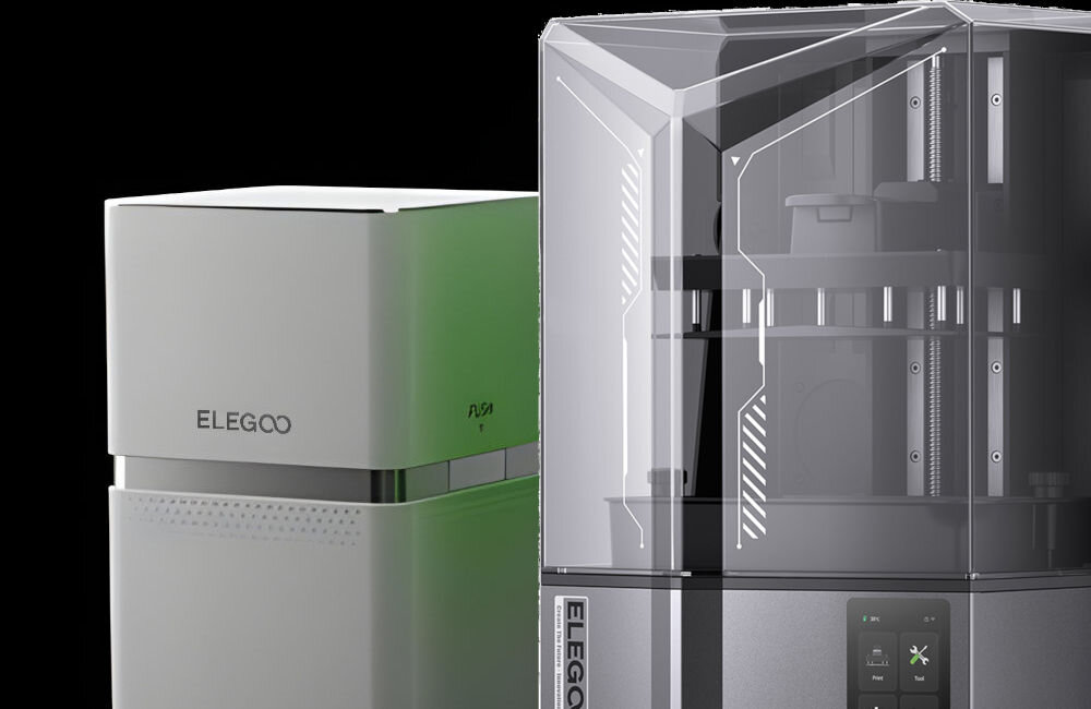 Drukarka 3D ELEGOO Saturn 4 Ultra Wi-Fi prezentacja drukarki obok oczyszczacza na czarnym tle zgodny z systemem oczyszczacza powietrza Mars Mate redukcja nieprzyjemnych zapachów dbanie o jakość powietrza