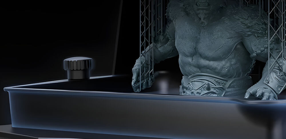 Drukarka 3D ELEGOO Saturn 4 Ultra Wi-Fi pokazanie Tilt Release obok drukująca się figurka Tilt Release łatwe odrywanie się od folii prędkość druku tryby szybki dokładny