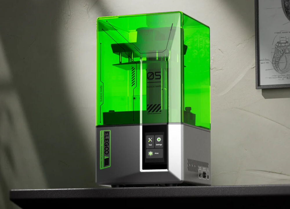 Drukarka 3D ELEGOO Mars 5  prezentacja drukarki na półce jasna ściana z cieniem w tle