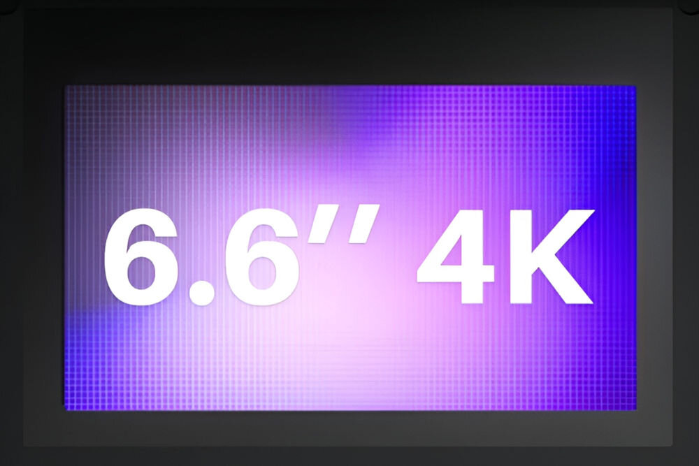 Drukarka 3D ELEGOO Mars 5 zbliżenie na wyświetlacz napis z wielkością na nim i rozdzielczością wyświetlacz LCD rozmiar rozdzielczość skomplikowane modele osłona wyświetlacza twardość 9H odporna na zarysowania