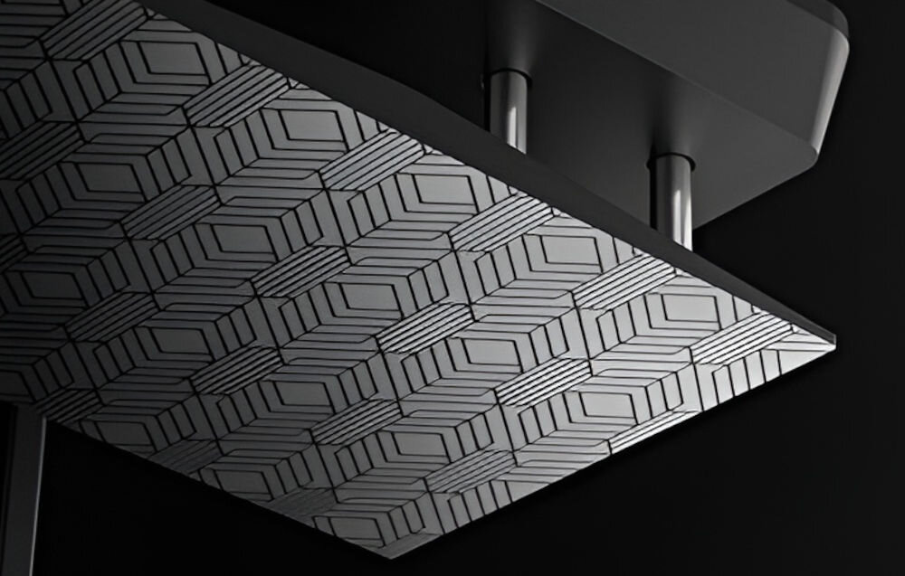 Drukarka 3D ELEGOO Mars 5 zbliżenie na platformę z laserowym grawerem płyta poddana obróbce laserowej przyczepność pierwszej warstwy ułatwia zdejmowanie