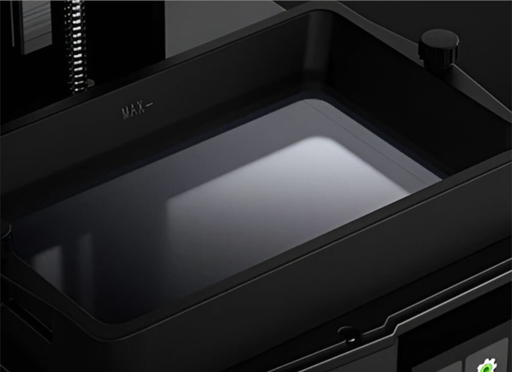 Drukarka 3D ELEGOO Mars 5 zbliżenie na folię separacyjną dno zbiornika pokryte folią FEP właściwości antyadhezyjne ułatwienie odrywania utwardzonej warstwy