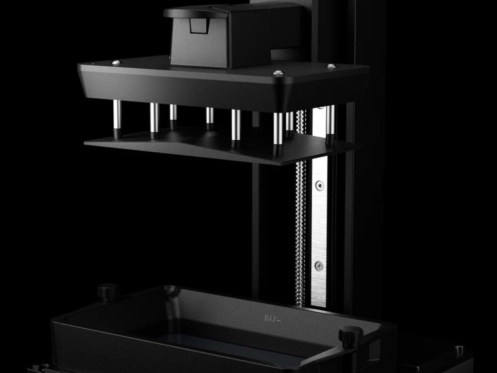 Drukarka 3D ELEGOO Mars 5 prezentacja drukarki pod kątem na czarnym tle korpus i kluczowe elementy nośne wykonane z metalu ograniczenie wibracji stabilność