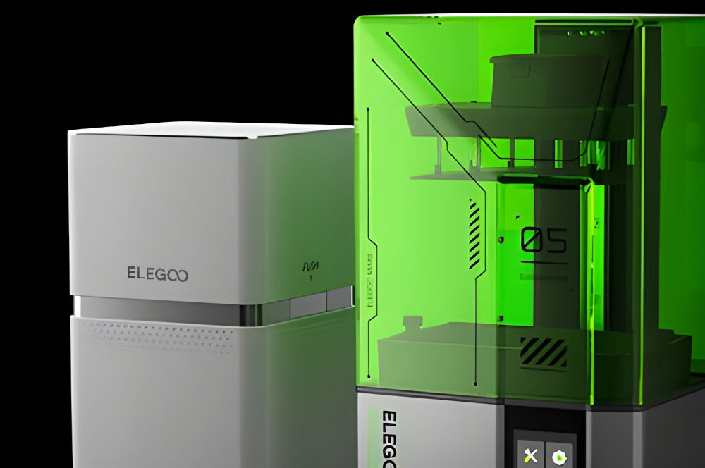 Drukarka 3D ELEGOO Mars 5 prezentacja drukarki obok oczyszczacza na czarnym tle zgodny z systemem oczyszczacza powietrza Mars Mate redukcja nieprzyjemnych zapachów dbanie o jakość powietrza