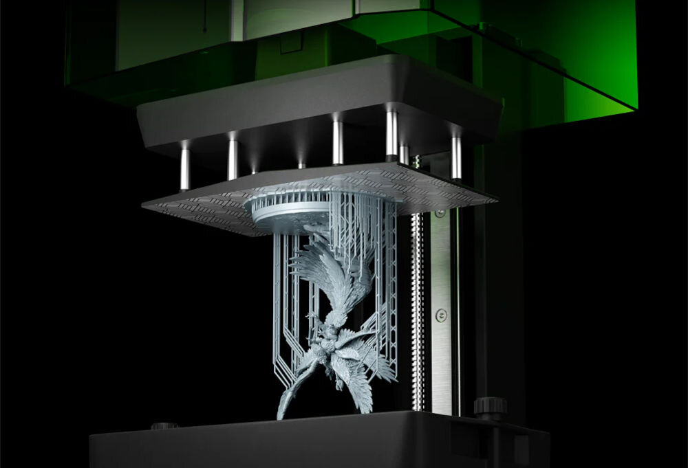 Drukarka 3D ELEGOO Mars 5 prezentacja wydrukowanej figurki w drukarce ze zdjętą osłoną współpraca z programami typu slicer Chitubox Voxeldance Tango dostęp do algorytmów