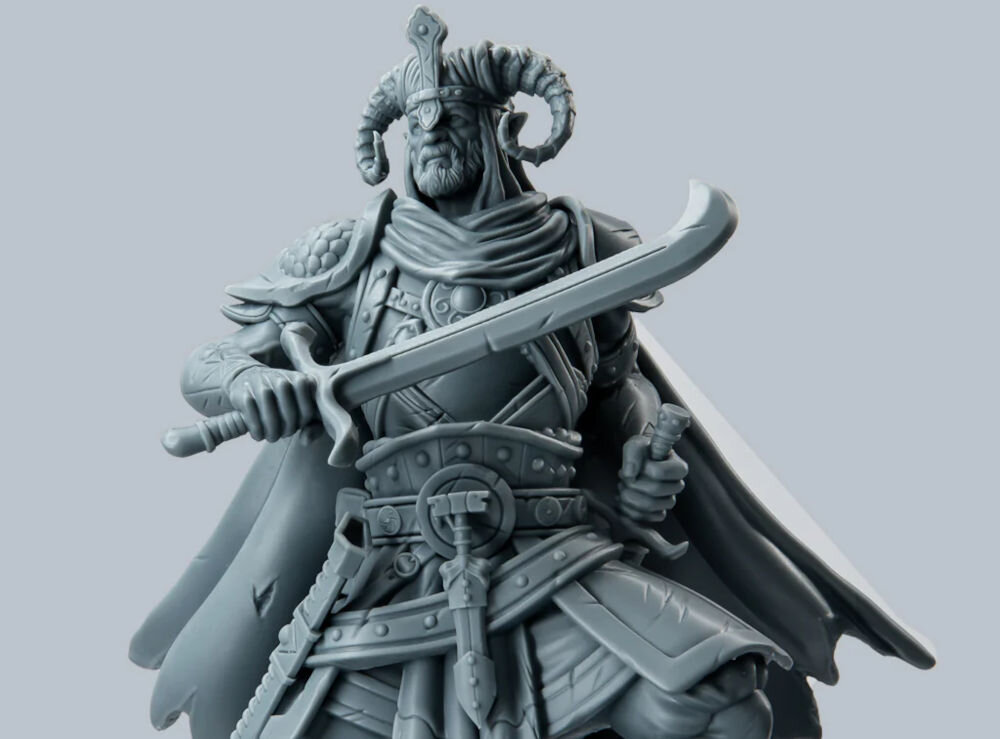 Drukarka 3D ELEGOO Mars 5 prezentacja wydrukowanej figurki żołnierza z mieczem na szarym tle technologia MSLA gładkość powierzchni wyraźność krawędzi