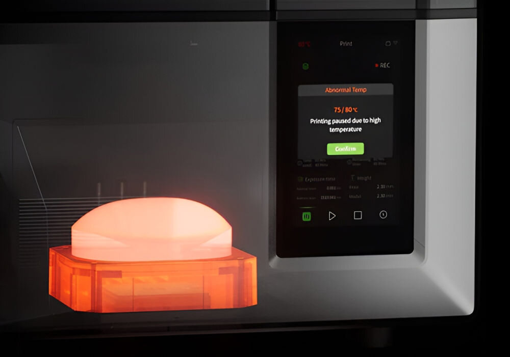 Drukarka 3D ELEGOO Mars 5 pokazanie działania systemu monitorowania temperatury czarne tło system monitorowania temperatury bezpieczeństwo zatrzymanie procesu druku po przekroczeniu 80 stopni zabezpieczenie przed uszkodzeniem