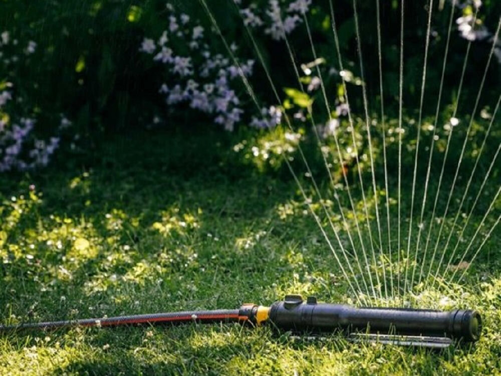 Wąż ogrodowy FISKARS 3/4 50 m 1076048, podlewanie, stabilne, konstrukcja, przerwy, zraszacz podpięty do węża podlewa trawnik ogrodu