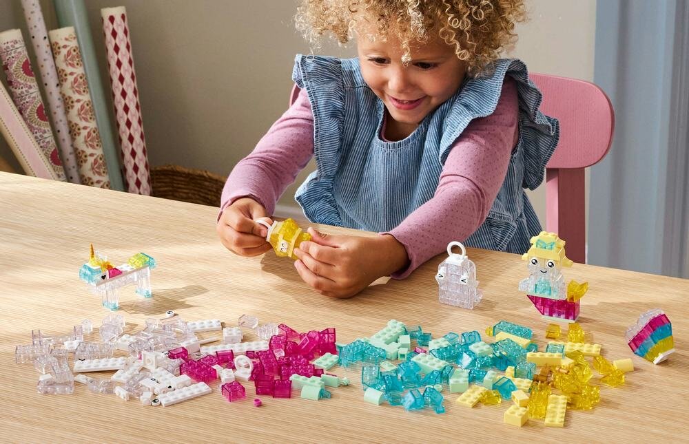 LEGO 11040 Classic Magiczny zestaw z przezroczystymi klockami dziecko bawi się klockami zabawa kreatywność inspiracja