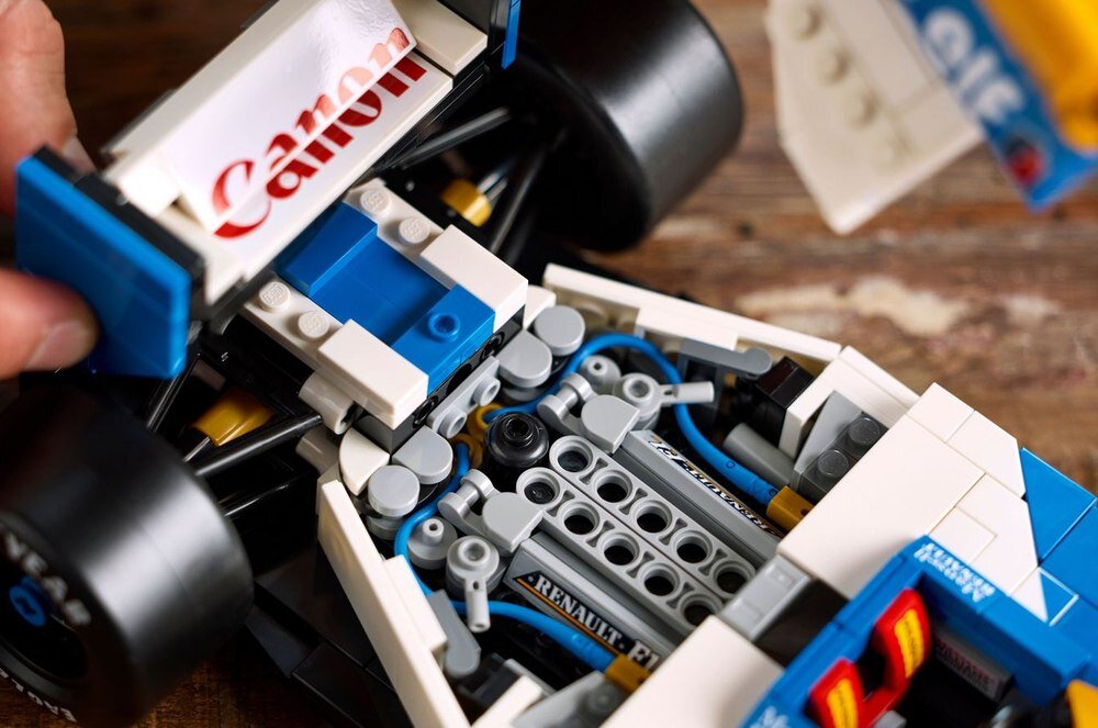 LEGO 10353 ICONS Williams Racing FW14B i Nigel Mansell działający układ kierowniczy, szerokie tylne opony typu slick z nadrukowanym napisem „Goodyear” i szczegółowy silnik