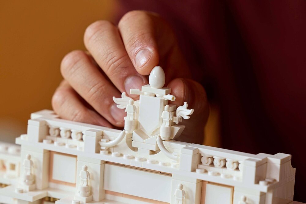 LEGO 21062 Architecture Fontanna di Trevi realistyczne detale fasady Palazzo Poli rzeźby Okeanosa w rydwanie z muszli