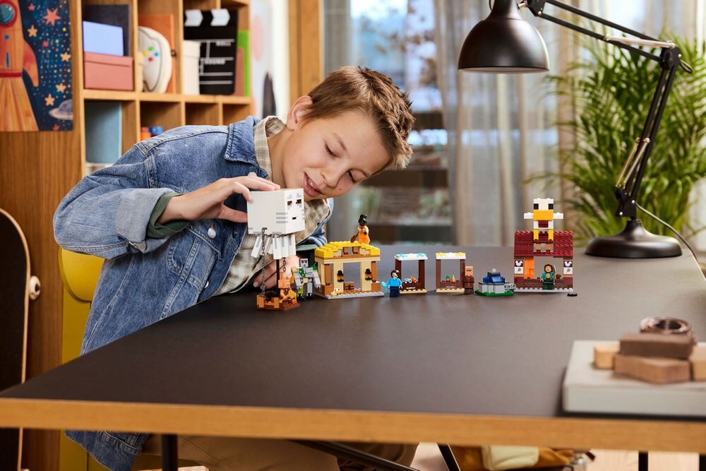 LEGO 21273 Minecraft Atak balonowego Ghasta na wioskę postacie z gry figurka żelaznego golema stragany na rynku, restauracja Steve’a ze smażonymi kurczakami