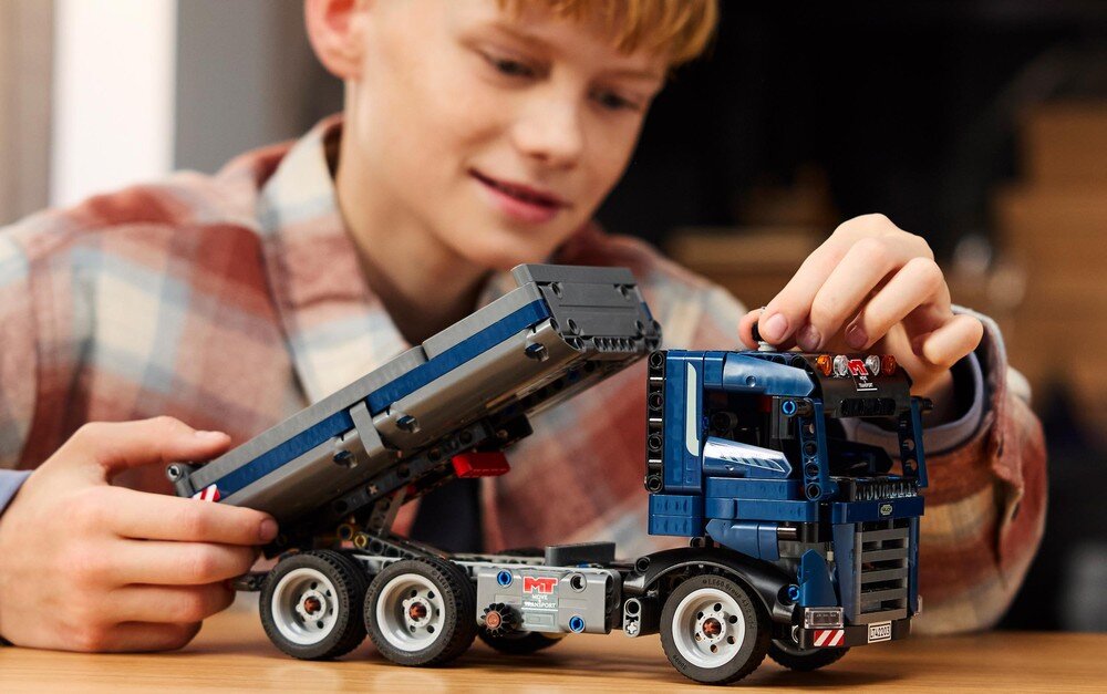 LEGO 42203 Technic Wywrotka z przechylaną skrzynią dziecko bawi się zestawem niebieski pojazd elementy klocki wnętrze