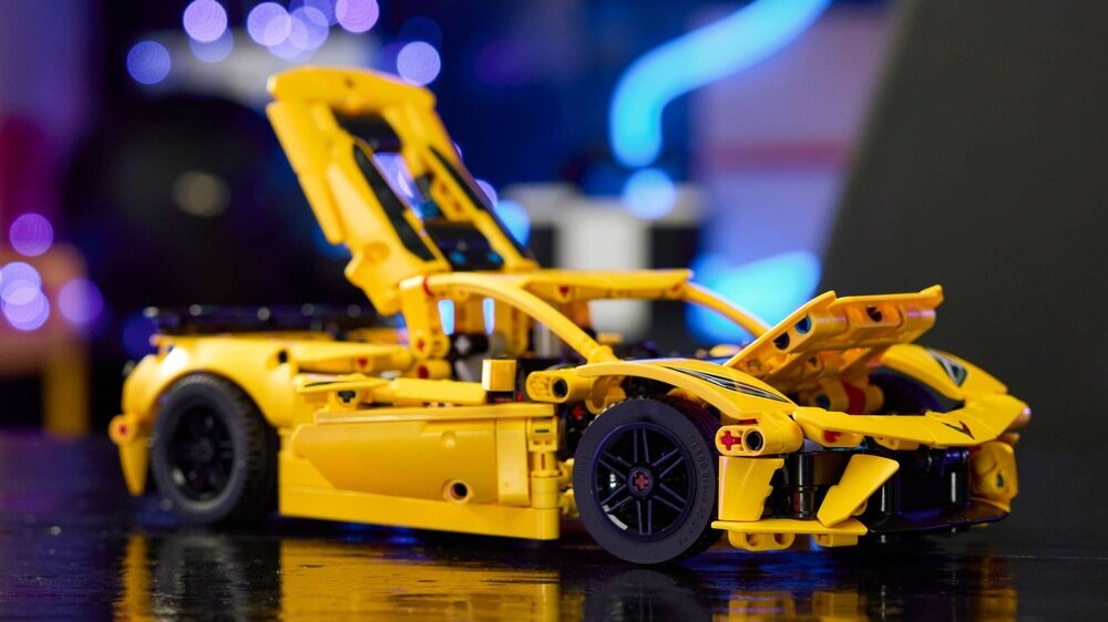 LEGO 42205 Technic Chevrolet Corvette Stingray kv lifestyle początek opisu sekcja nagłówkowa