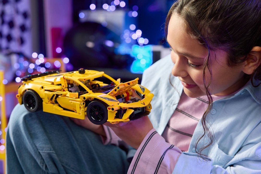 LEGO 42205 Technic Chevrolet Corvette Stingray ruchomy ośmiocylindrowy silnik i mechanizm różnicowy elementy wiek dziecka